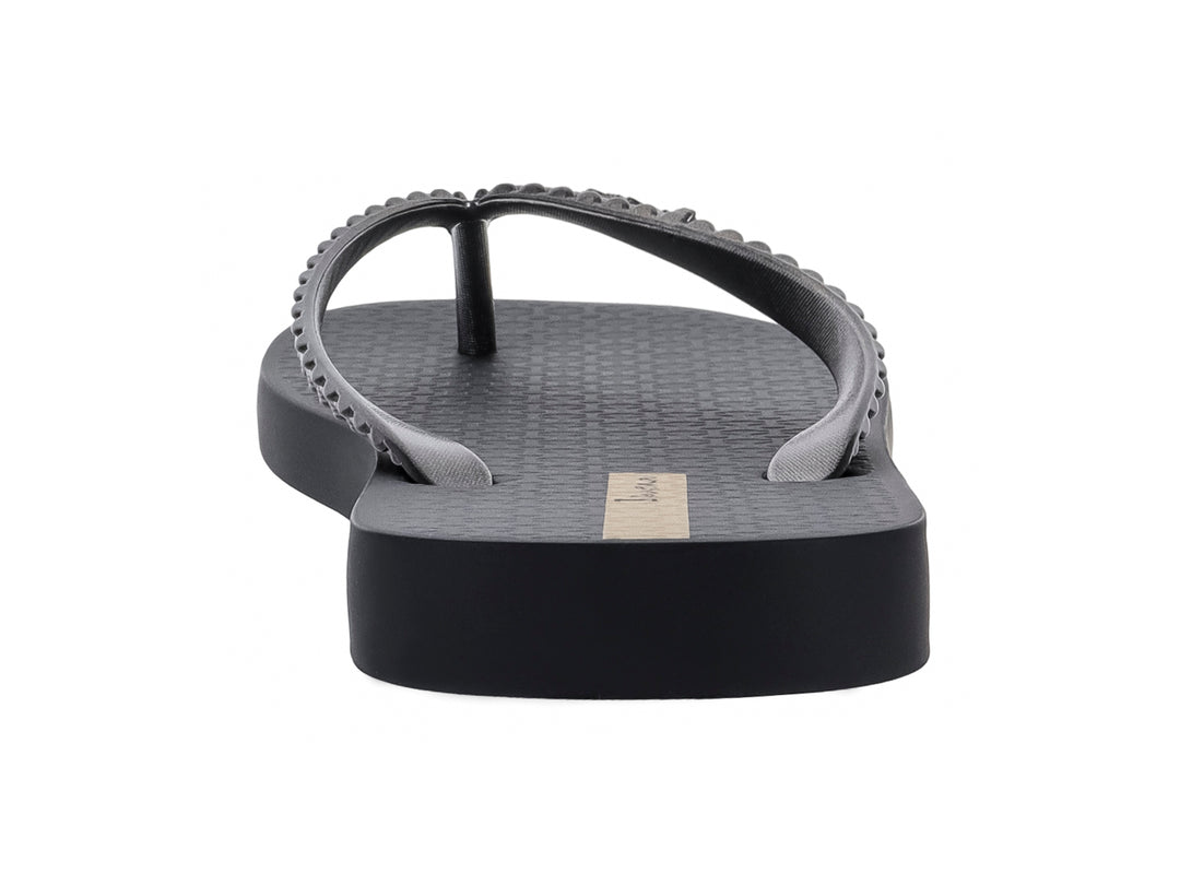 Sandalias Ipanema negras para mujer con tiras brillantes en tonos gris y beige.