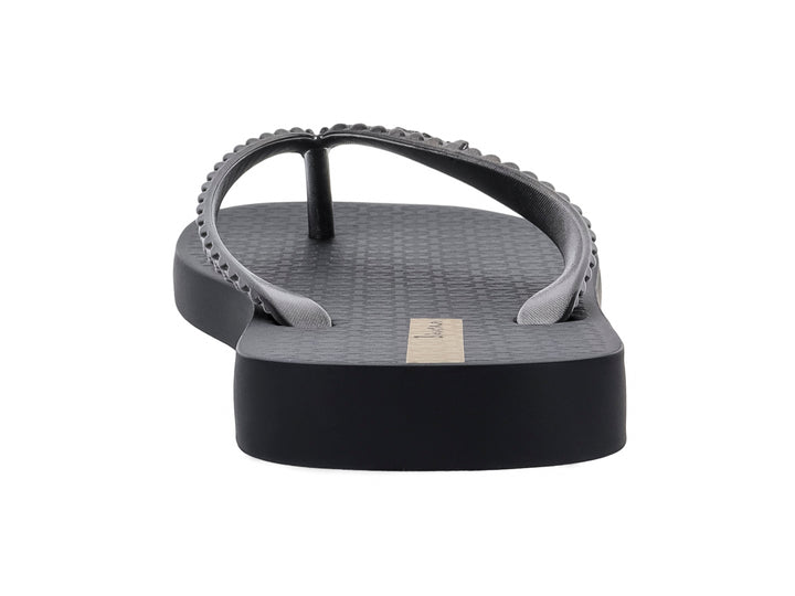 Sandalias Ipanema negras para mujer con tiras brillantes en tonos gris y beige.