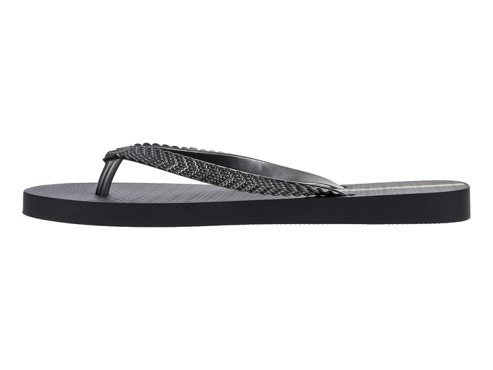 Sandalias Ipanema negras para mujer con tiras brillantes en tonos gris y beige.