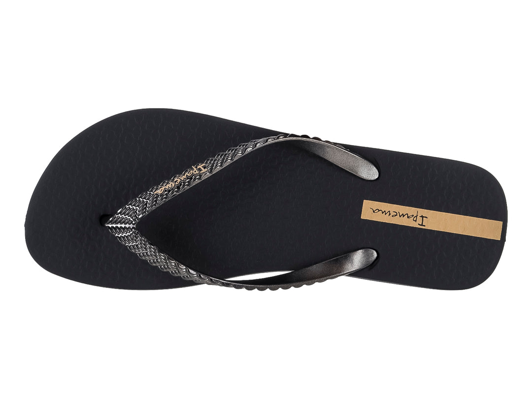 Sandalias Ipanema negras para mujer con tiras brillantes en tonos gris y beige.
