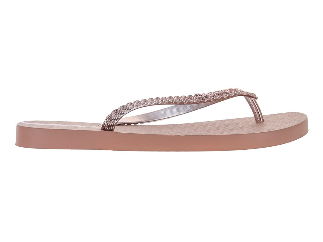 Sandalias Ipanema color rosa con tiras trenzadas y suela plana.