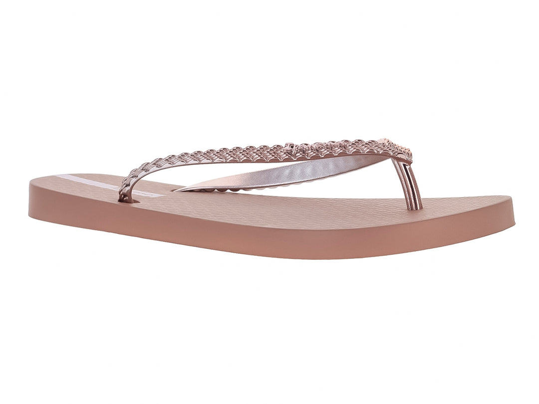 Sandalias Ipanema color rosa con tiras trenzadas y suela plana.