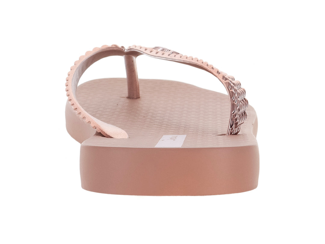 Sandalias Ipanema color rosa con tiras trenzadas y suela plana.