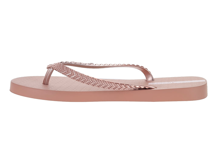 Sandalias Ipanema color rosa con tiras trenzadas y suela plana.