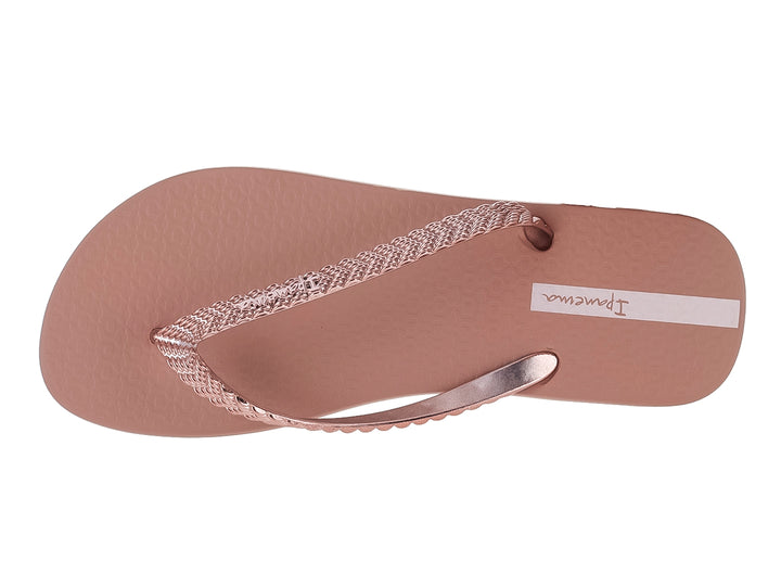 Sandalias Ipanema color rosa con tiras trenzadas y suela plana.