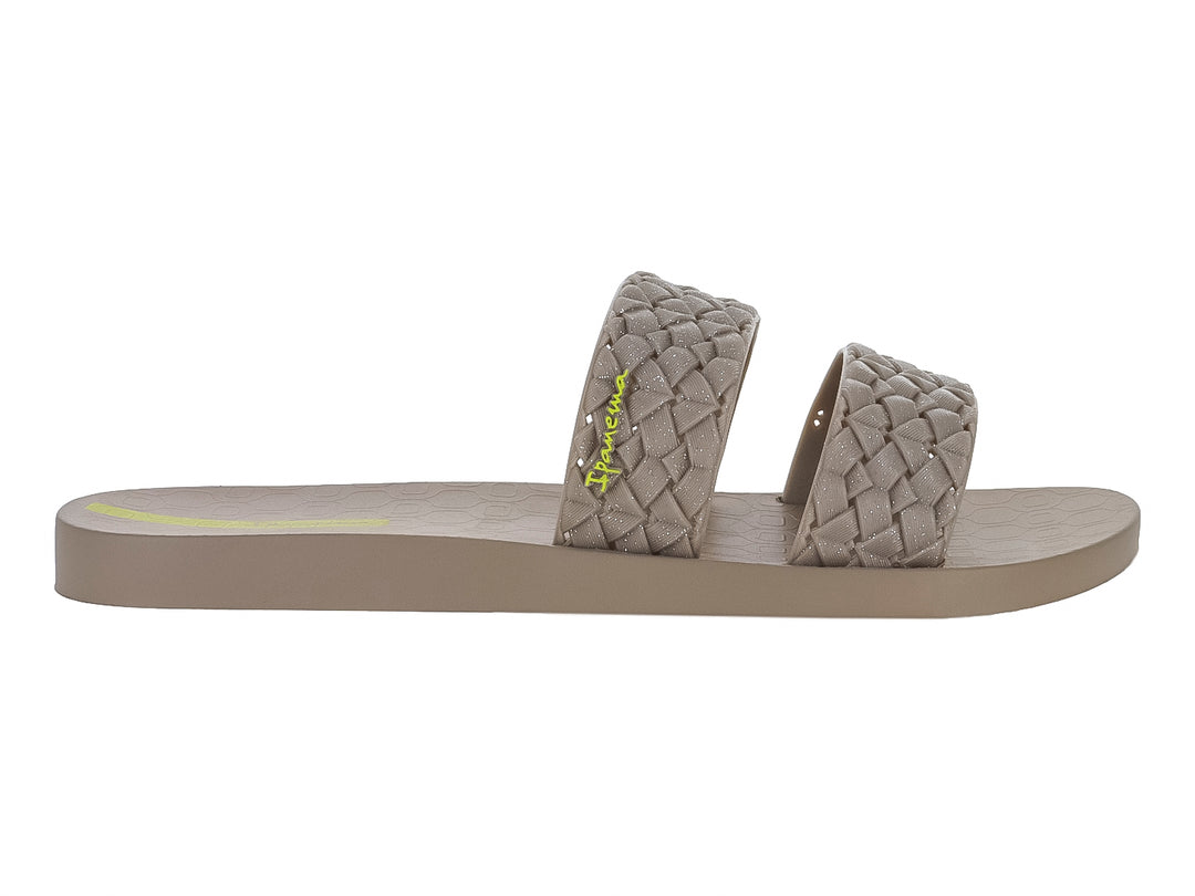 Sandalias slide Ipanema color beige con tiras trenzadas y suela plana.
