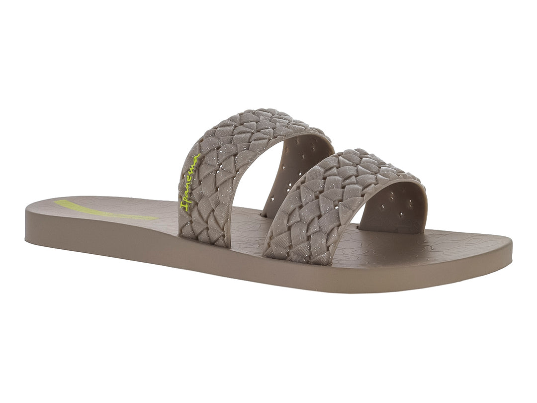 Sandalias slide Ipanema color beige con tiras trenzadas y suela plana.