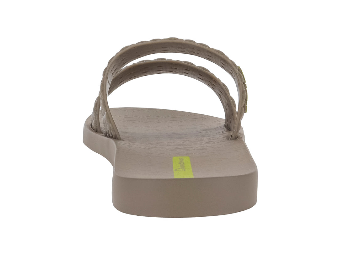 Sandalias slide Ipanema color beige con tiras trenzadas y suela plana.