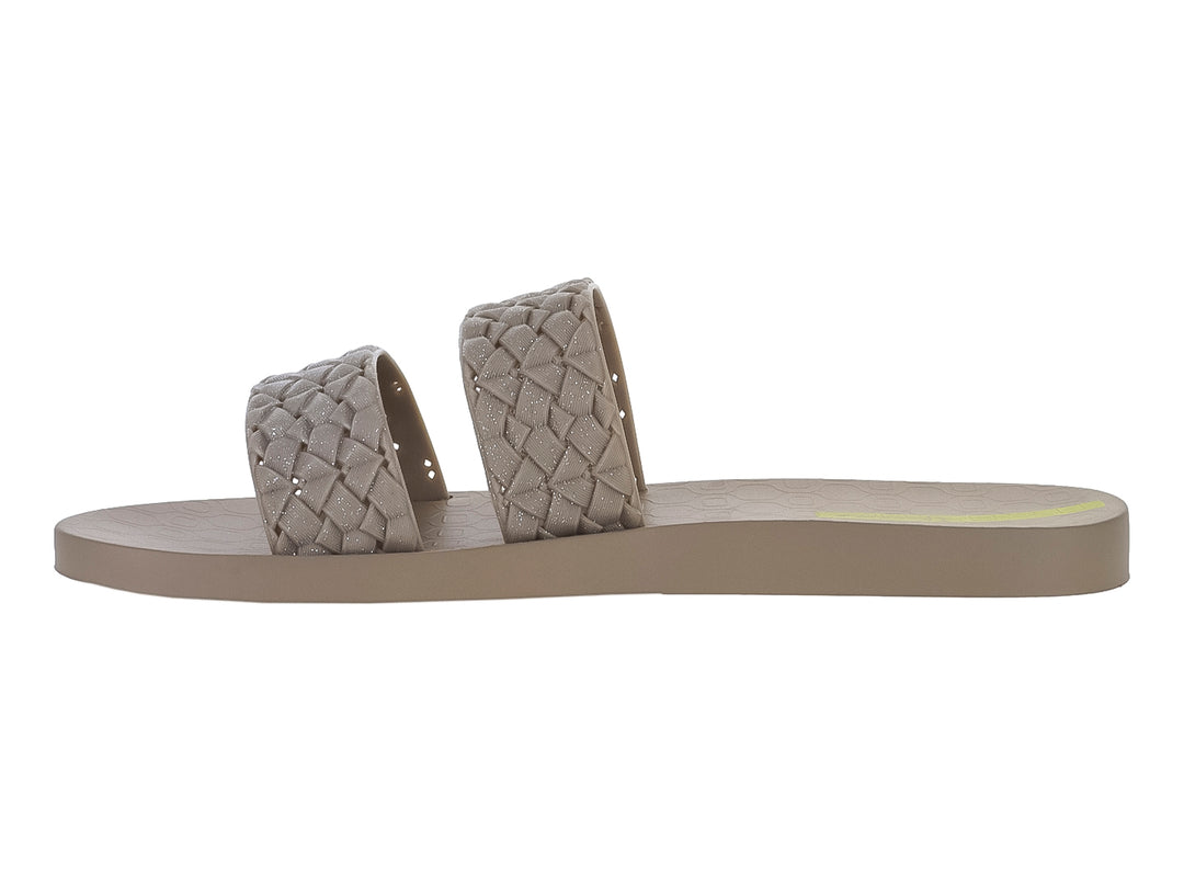 Sandalias slide Ipanema color beige con tiras trenzadas y suela plana.