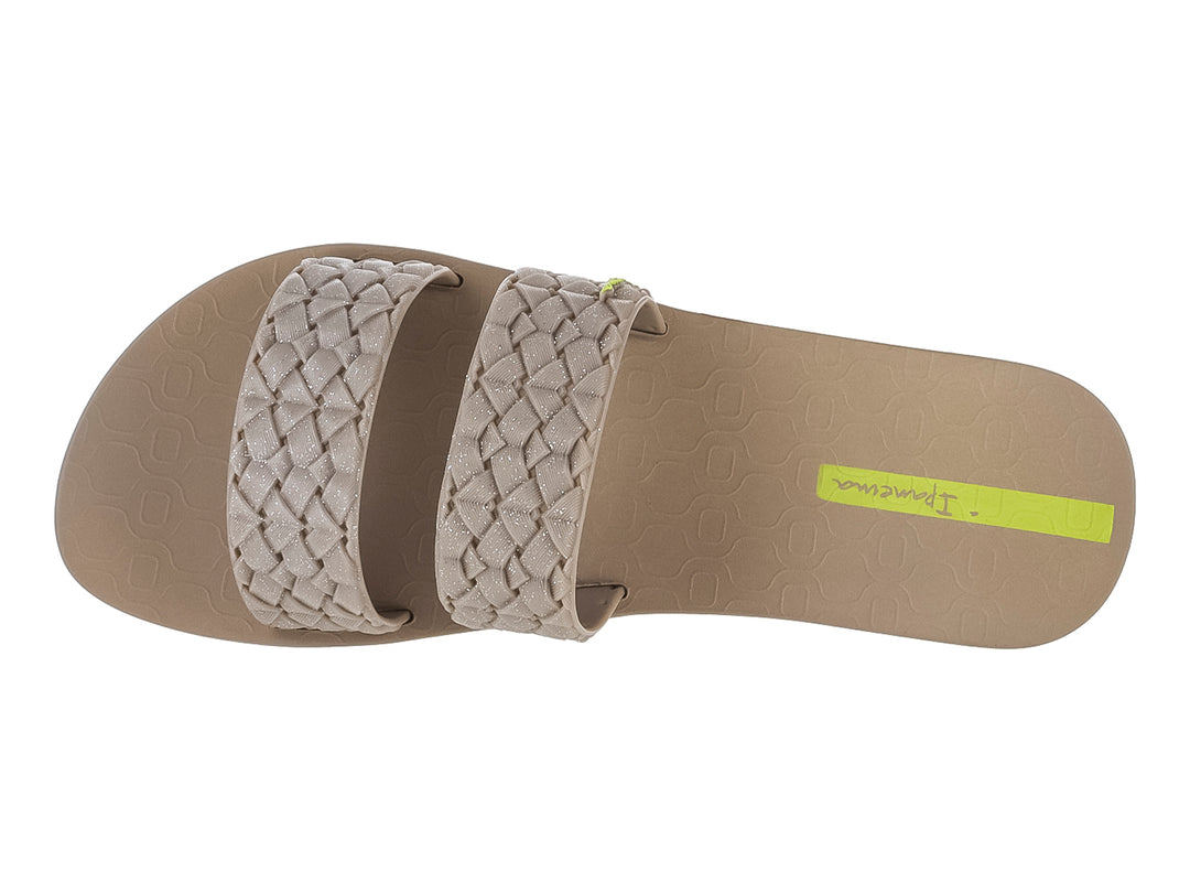 Sandalias slide Ipanema color beige con tiras trenzadas y suela plana.