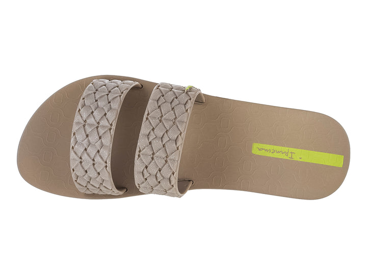 Sandalias slide Ipanema color beige con tiras trenzadas y suela plana.