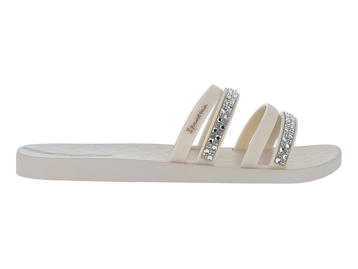 Sandalias Ipanema color beige con dos tiras decoradas con brillantes y suela plana.