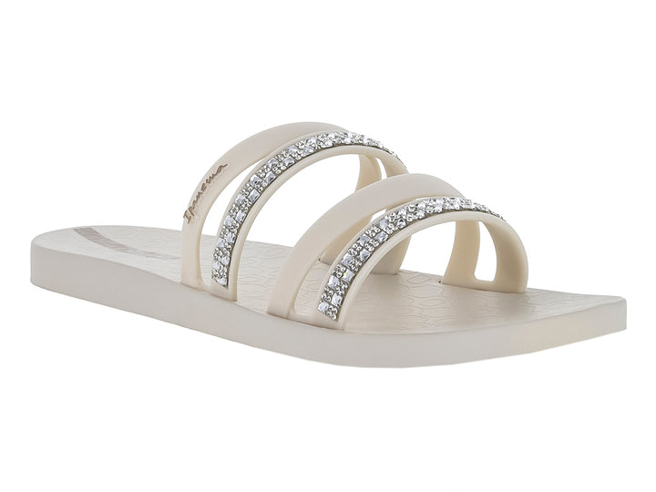 Sandalias Ipanema color beige con dos tiras decoradas con brillantes y suela plana.