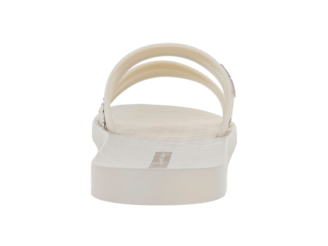 Sandalias Ipanema color beige con dos tiras decoradas con brillantes y suela plana.