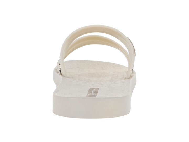 Sandalias Ipanema color beige con dos tiras decoradas con brillantes y suela plana.