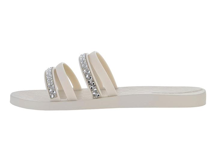 Sandalias Ipanema color beige con dos tiras decoradas con brillantes y suela plana.