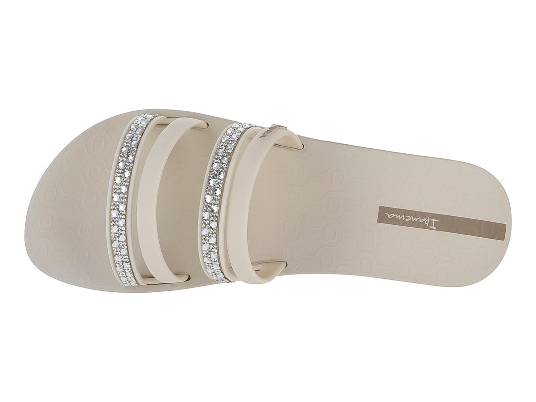 Sandalias Ipanema color beige con dos tiras decoradas con brillantes y suela plana.