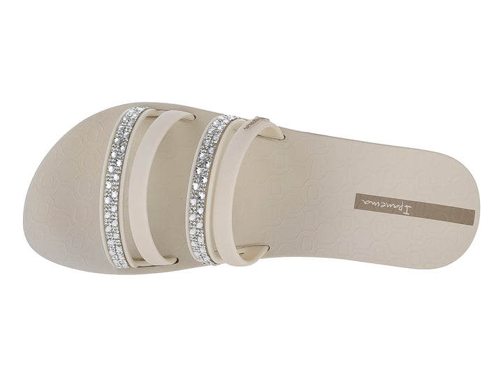 Sandalias Ipanema color beige con dos tiras decoradas con brillantes y suela plana.