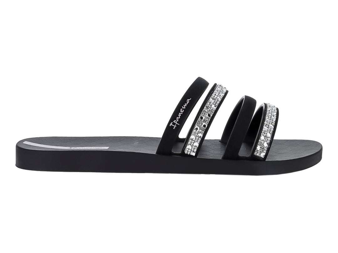 Sandalia Ipanema color negro con tiras decoradas con brillantes plateados para mujer.