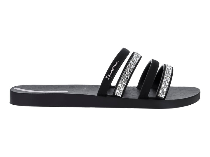 Sandalia Ipanema color negro con tiras decoradas con brillantes plateados para mujer.