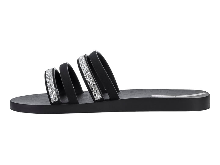 Sandalia Ipanema color negro con tiras decoradas con brillantes plateados para mujer.