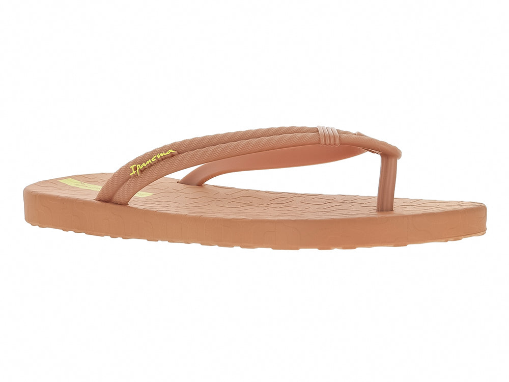 Sandalias tipo flip-flop de color nude con detalles en amarillo.