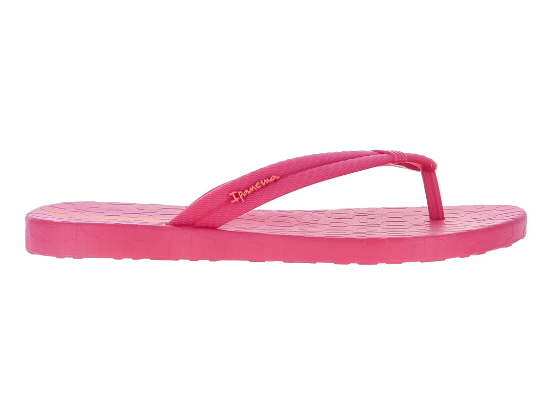 Sandalias Ipanema de color rosa con suela texturizada y diseño plano.