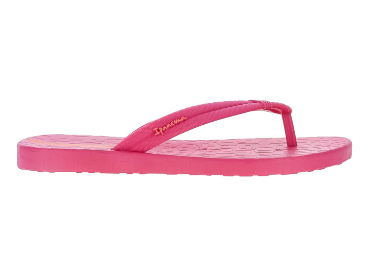 Sandalias Ipanema de color rosa con suela texturizada y diseño plano.