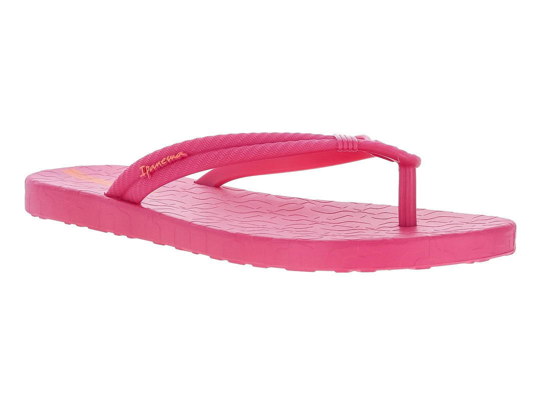 Sandalias Ipanema de color rosa con suela texturizada y diseño plano.
