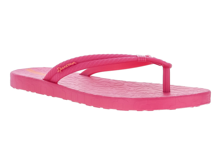Sandalias Ipanema de color rosa con suela texturizada y diseño plano.