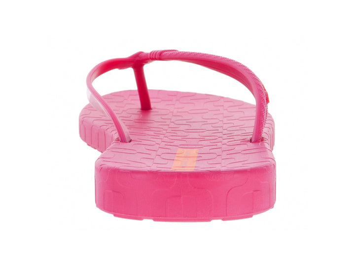 Sandalias Ipanema de color rosa con suela texturizada y diseño plano.