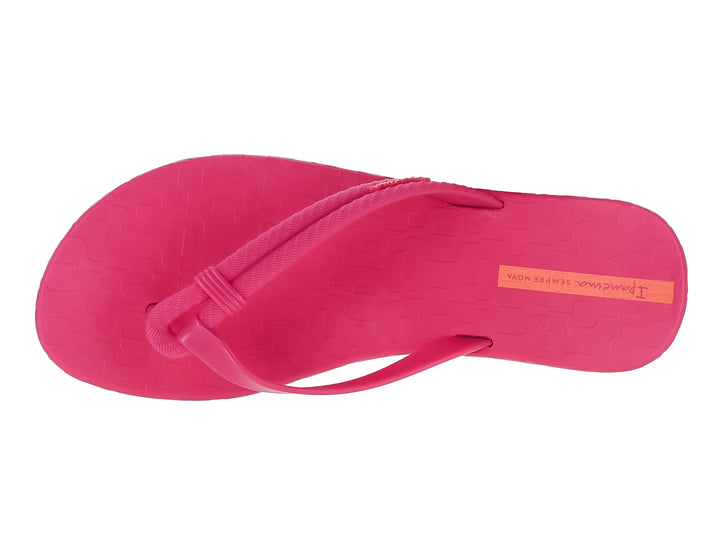 Sandalias Ipanema de color rosa con suela texturizada y diseño plano.