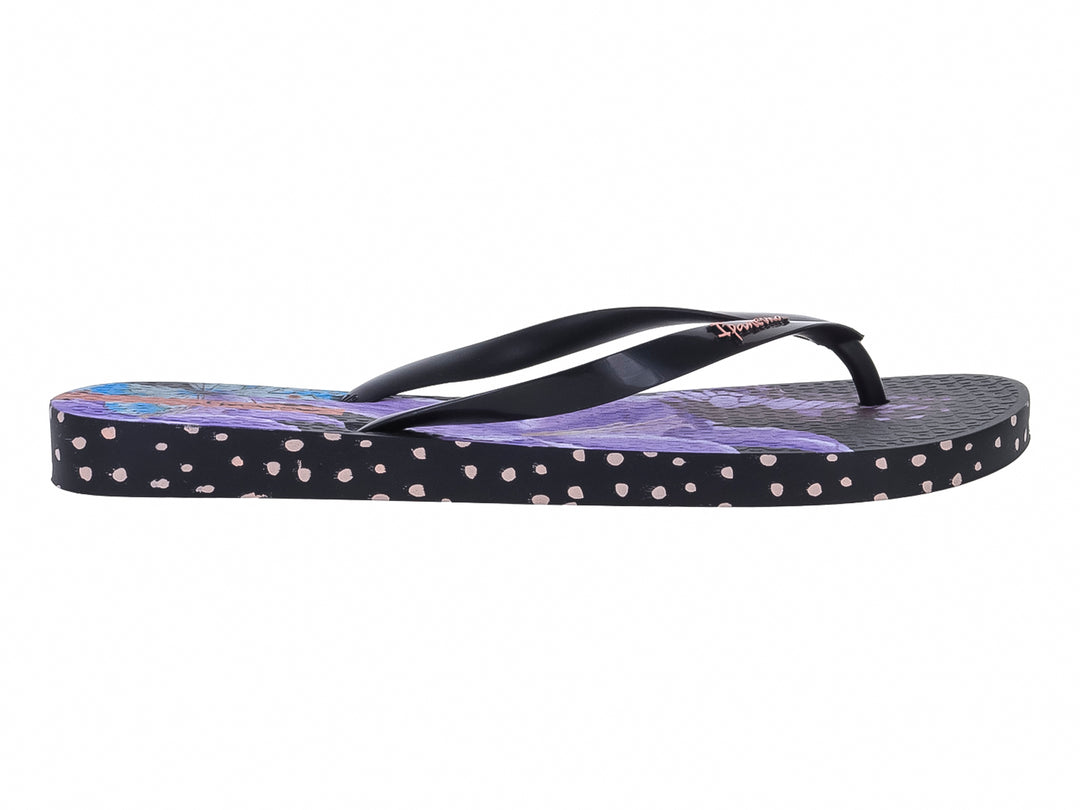 Sandalias Ipanema negras y lilas con detalles de puntos blancos en el borde de la suela.