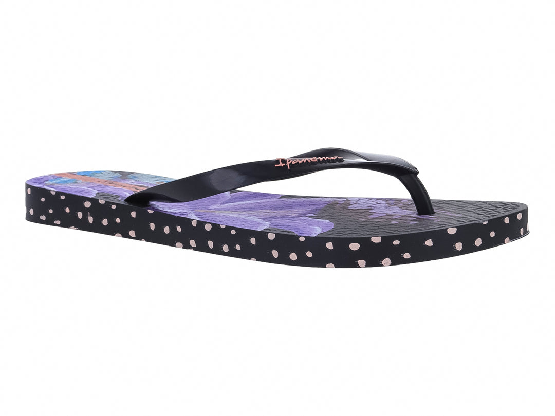 Sandalias Ipanema negras y lilas con detalles de puntos blancos en el borde de la suela.