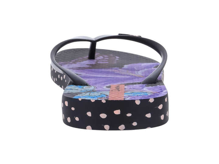 Sandalias Ipanema negras y lilas con detalles de puntos blancos en el borde de la suela.