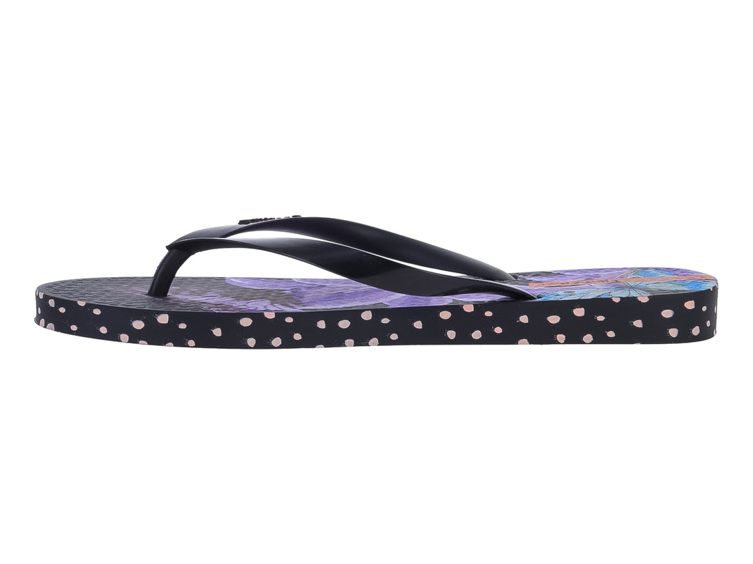 Sandalias Ipanema negras y lilas con detalles de puntos blancos en el borde de la suela.