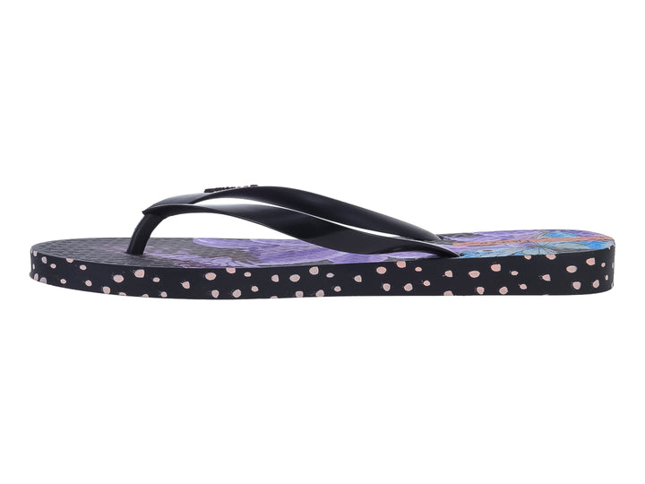 Sandalias Ipanema negras y lilas con detalles de puntos blancos en el borde de la suela.