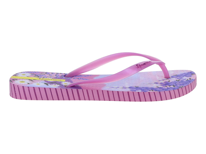 Sandalias Ipanema de color rosa con estampado floral morado y amarillo, con laterales a rayas rosas.