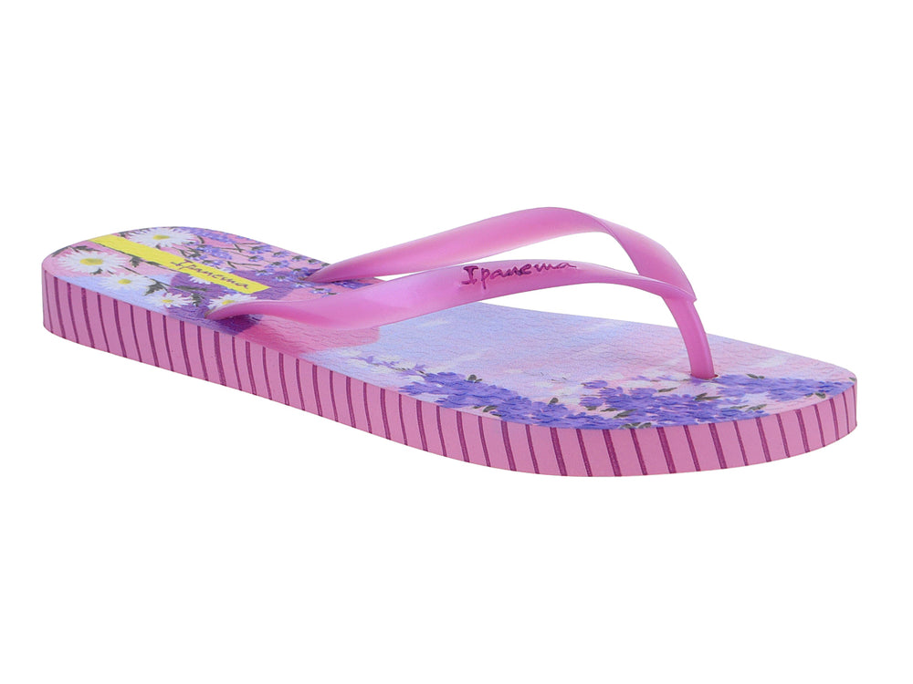 Sandalias Ipanema de color rosa con estampado floral morado y amarillo, con laterales a rayas rosas.