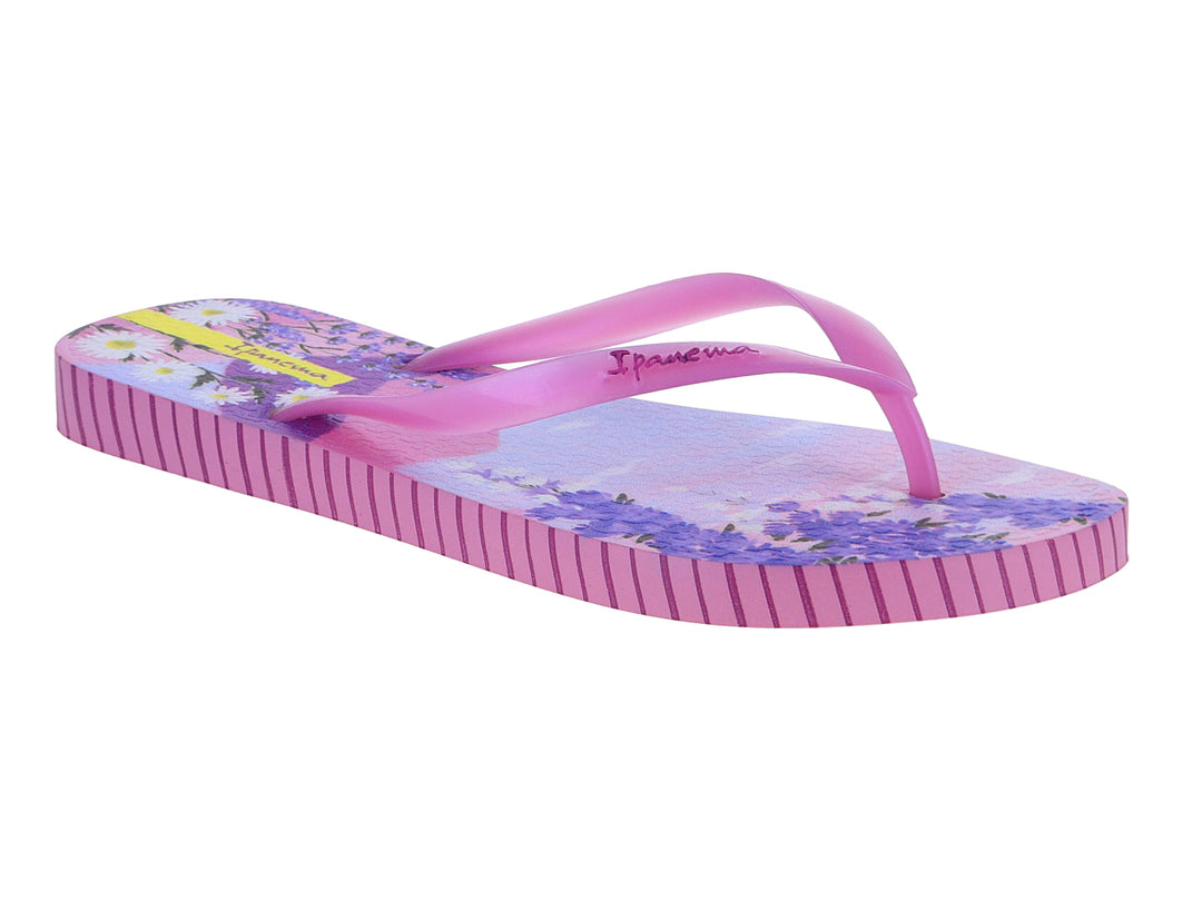 Sandalias Ipanema de color rosa con estampado floral morado y amarillo, con laterales a rayas rosas.