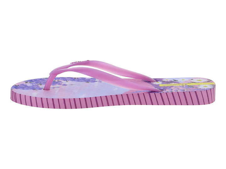 Sandalias Ipanema de color rosa con estampado floral morado y amarillo, con laterales a rayas rosas.