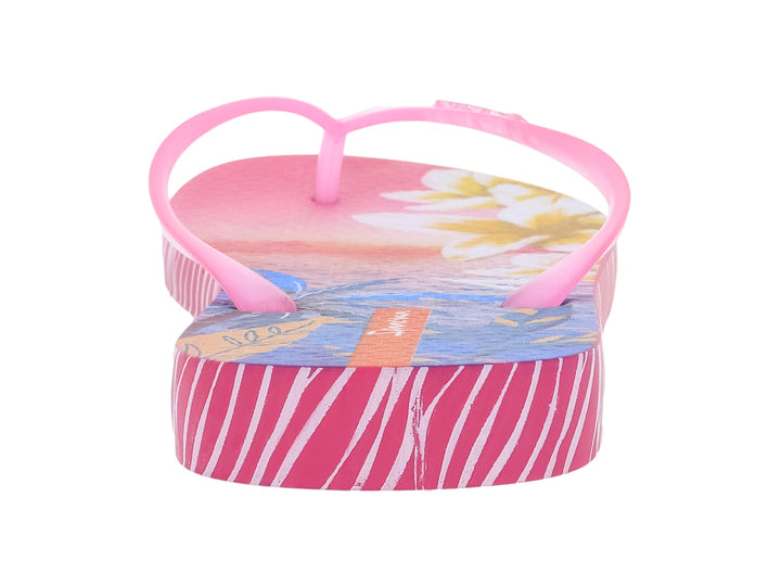 Sandalias Ipanema color rosa con tiras delgadas y estampado floral en la plantilla y rayas laterales blancas.
