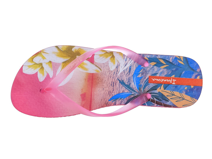 Sandalias Ipanema color rosa con tiras delgadas y estampado floral en la plantilla y rayas laterales blancas.