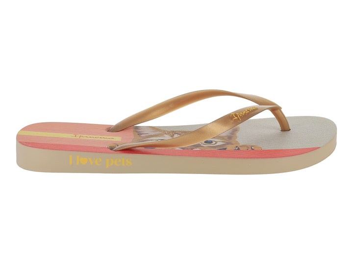 Sandalias Ipanema color beige y rosa con estampado de mascota y correas doradas.