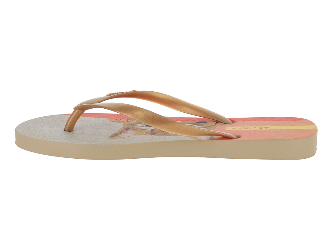 Sandalias Ipanema color beige y rosa con estampado de mascota y correas doradas.