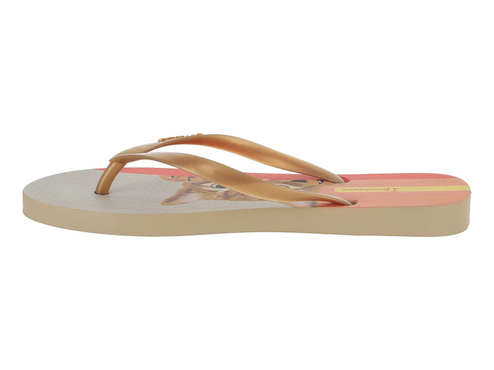 Sandalias Ipanema color beige y rosa con estampado de mascota y correas doradas.