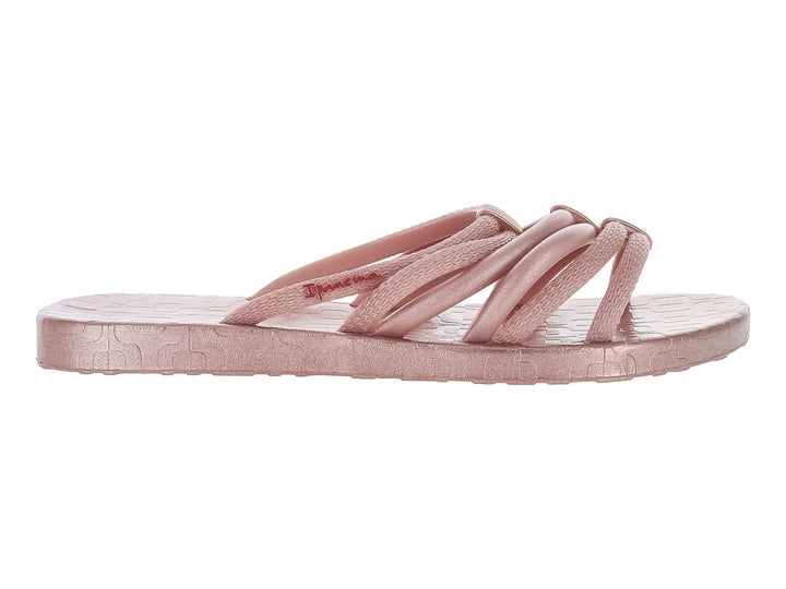 Sandalia Ipanema color rosa metálico con múltiples correas cruzadas y suela plana.