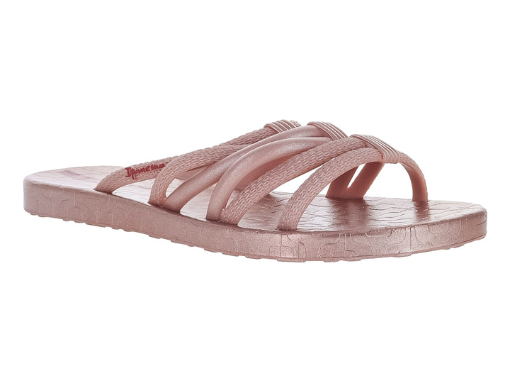 Sandalia Ipanema color rosa metálico con múltiples correas cruzadas y suela plana.