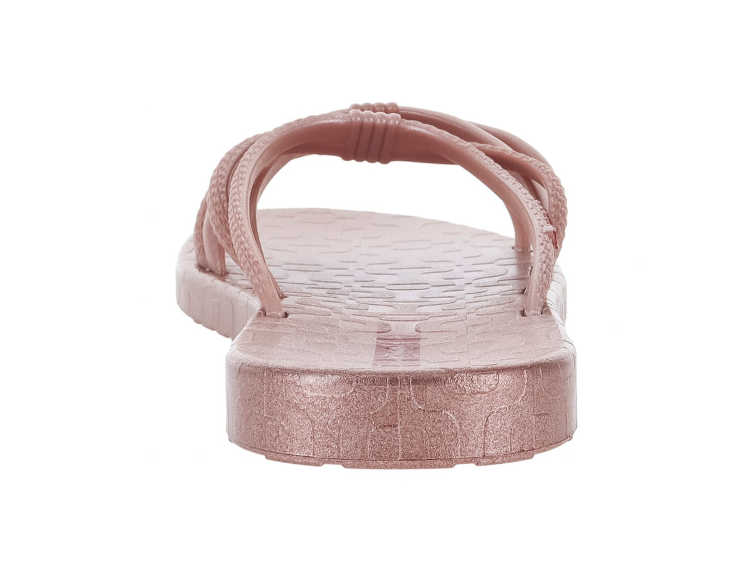 Sandalia Ipanema color rosa metálico con múltiples correas cruzadas y suela plana.
