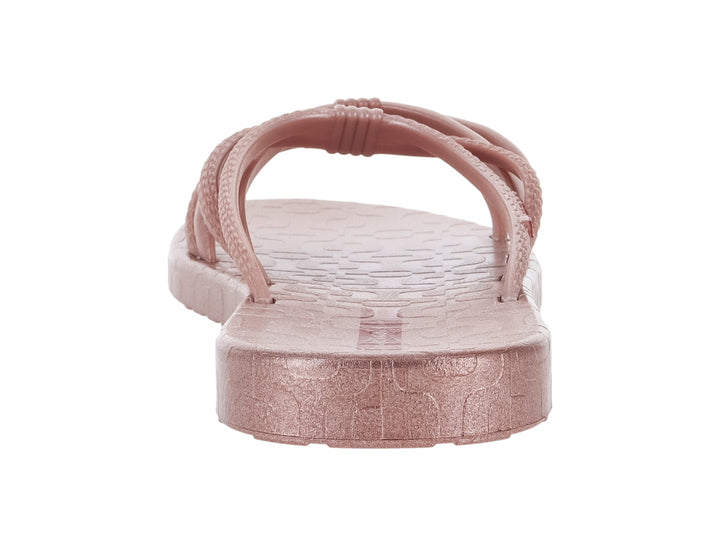 Sandalia Ipanema color rosa metálico con múltiples correas cruzadas y suela plana.